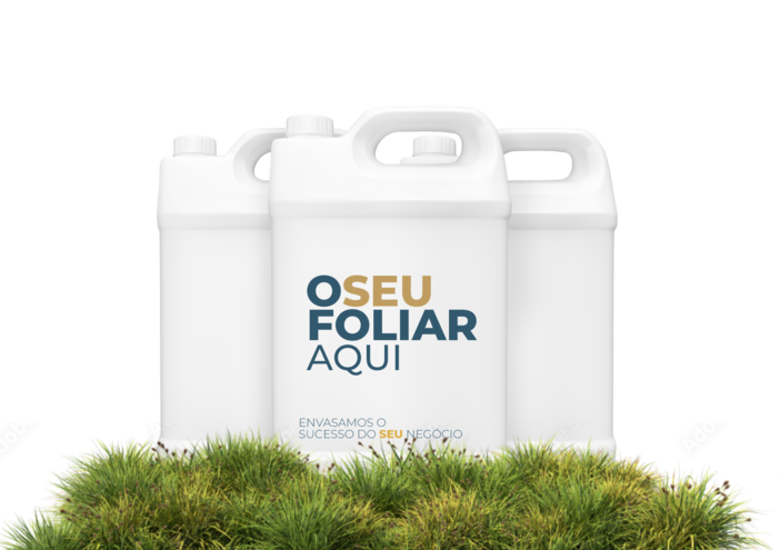Tres bombonas de produto escrito O SEU FOLIAR AQUI em cima de uma grama.